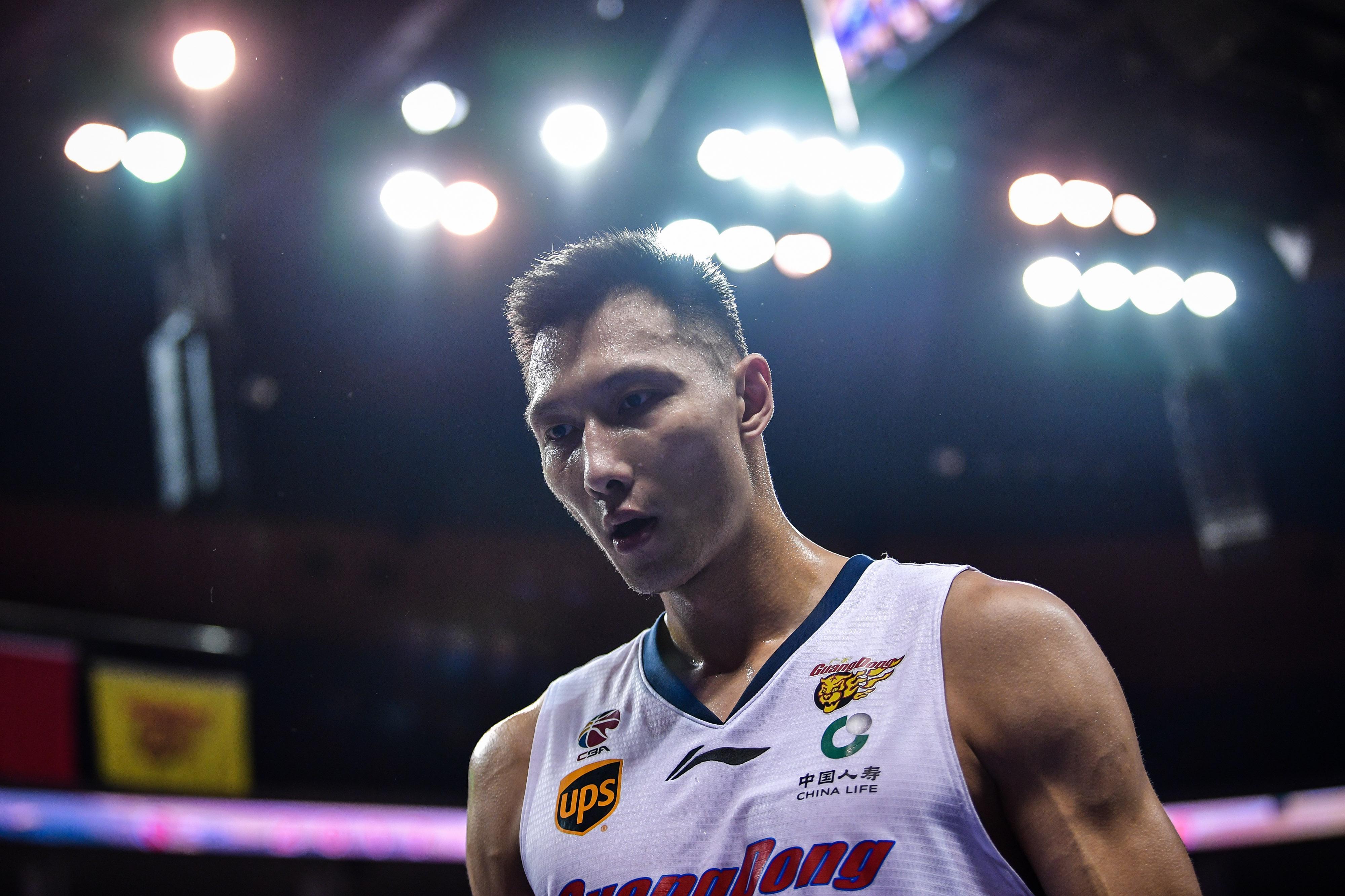 2年前的今天：易建联在个人社媒宣布退役 结束自己21年篮球生涯